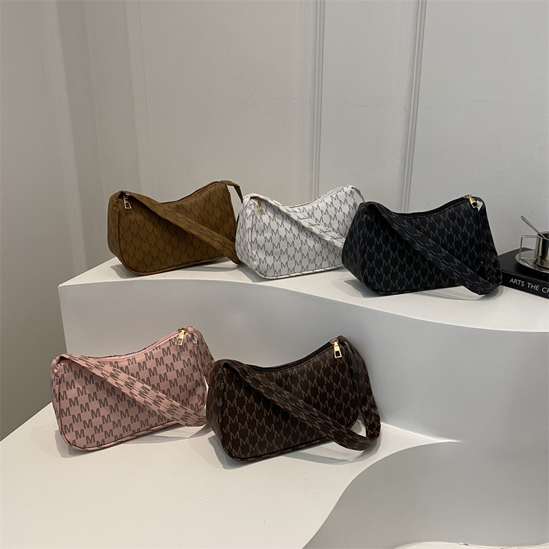The new retro and trendy casual underarm bag for the autumn of 2024 features a fashionable, simple and niche design. It is a single-shoulder crescent bag Application Scenario