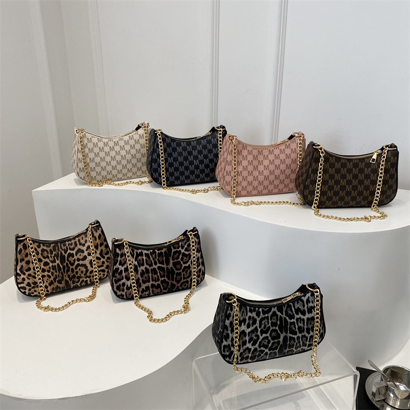 Trendy ladies' bag 2025 New style, European and American retro niche design, underarm bag, fashionable single-shoulder crossbody crescent bag Application Scenario