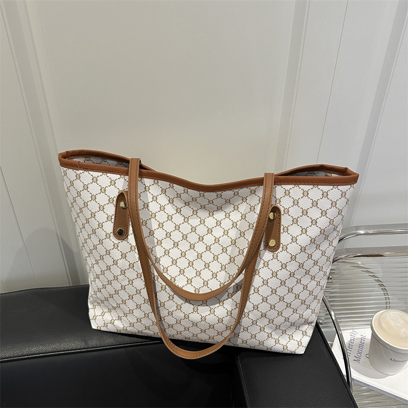 High-end large-capacity bag 2025 new style, niche and versatile commuting bag, trendy mother and child bag, hand-held tote bag for women full figure
