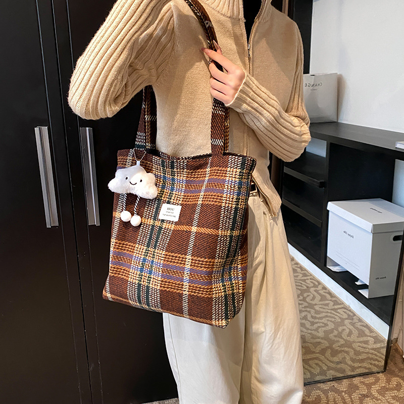 Korean retro large-capacity single-shoulder bag, school-style crossbody bag for female college students, artistic checkered tote bag Application Scenario