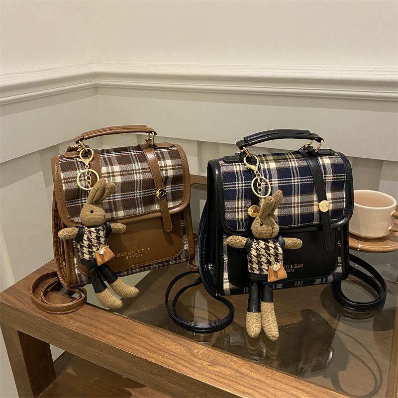 Retro color-blocking fashion student bag 2025 new trendy casual backpack, checkered trendy texture stylish women's bag Application Scenario