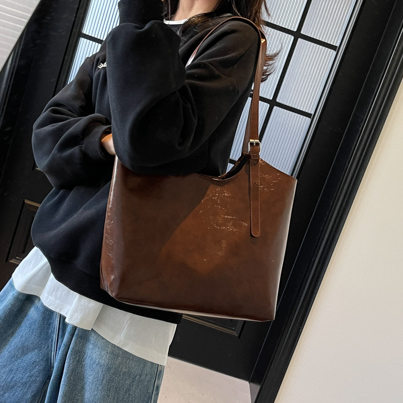 Winter new oil-wax leather large-capacity tote bag for women 2024, Korean high-end style, crack crack work commuting single-shoulder bag Specification drawing