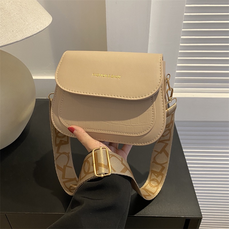 A stylish winter casual 2023 new stone-patterned solid color urban simple and trendy single-shoulder bag, a trendy crossbody small square bag Application Scenario