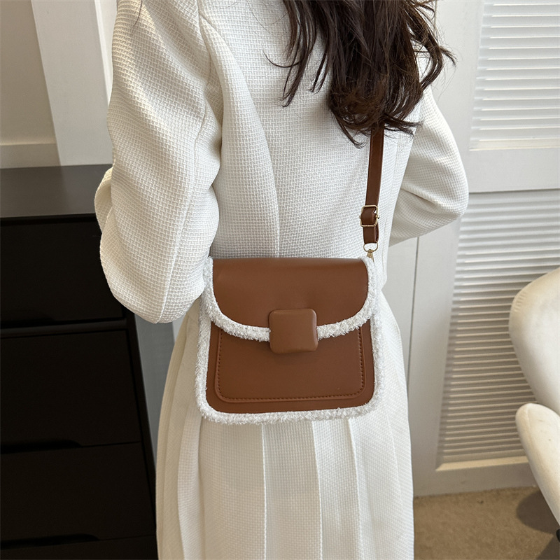 The 2024 new women's bag, a high-end retro small bag with a trendy color contrast, is versatile and stylish. It's a furry crossbody bag and a small square bag Specification drawing
