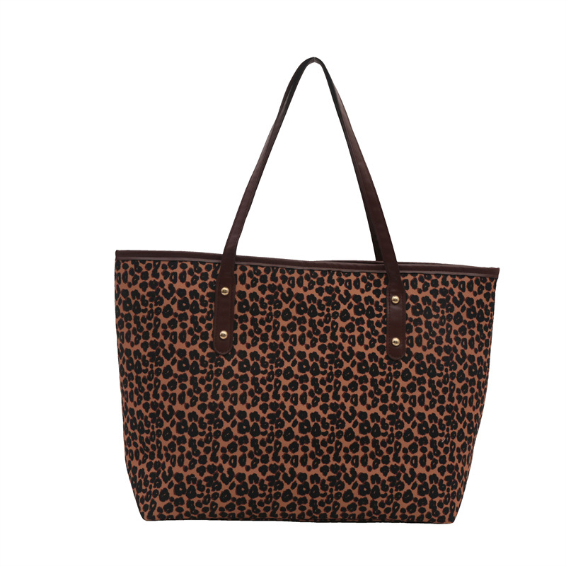 This is a new style of large-capacity leopard print bag with a European and American style. It's a popular tote bag for commuting to school this year Item Picture