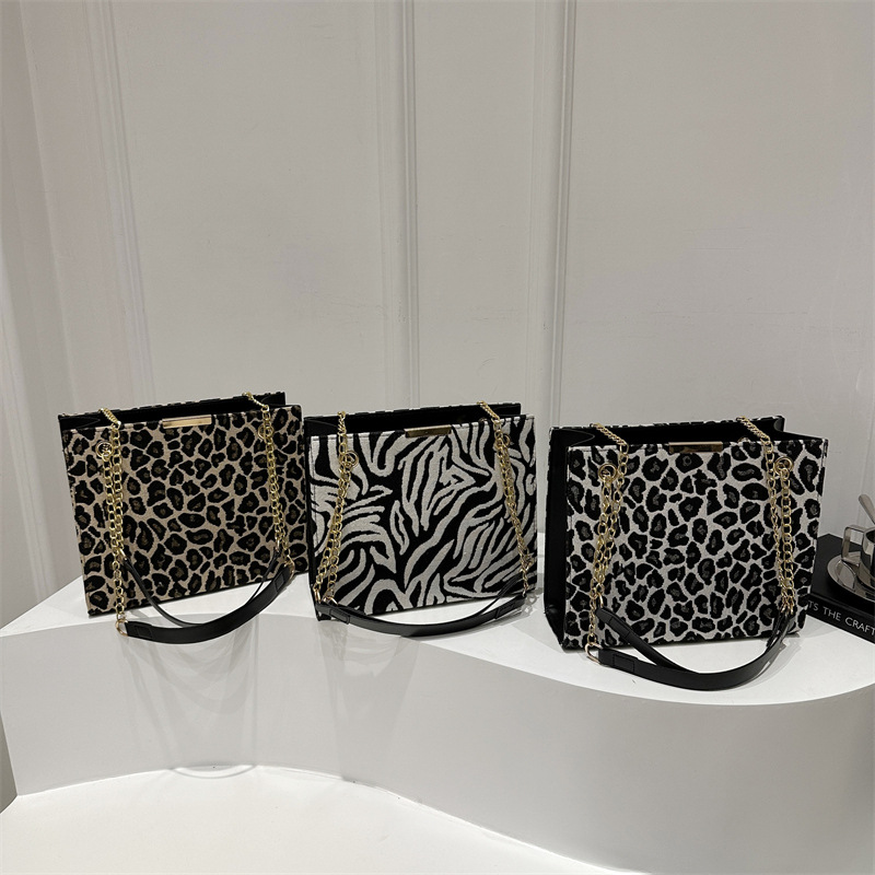 A niche design leopard print bag for women, a new spring 2025 trendy and fashionable single-shoulder chain bag, a personalized single-shoulder bag for women Application Scenario