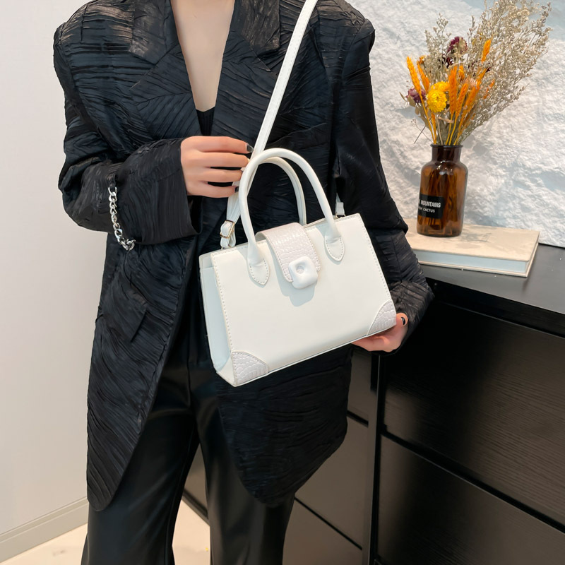 High-quality and fashionable handbag, Spring 2025 new style, niche design, versatile ins single-shoulder crossbody bag, small square bag Specification drawing