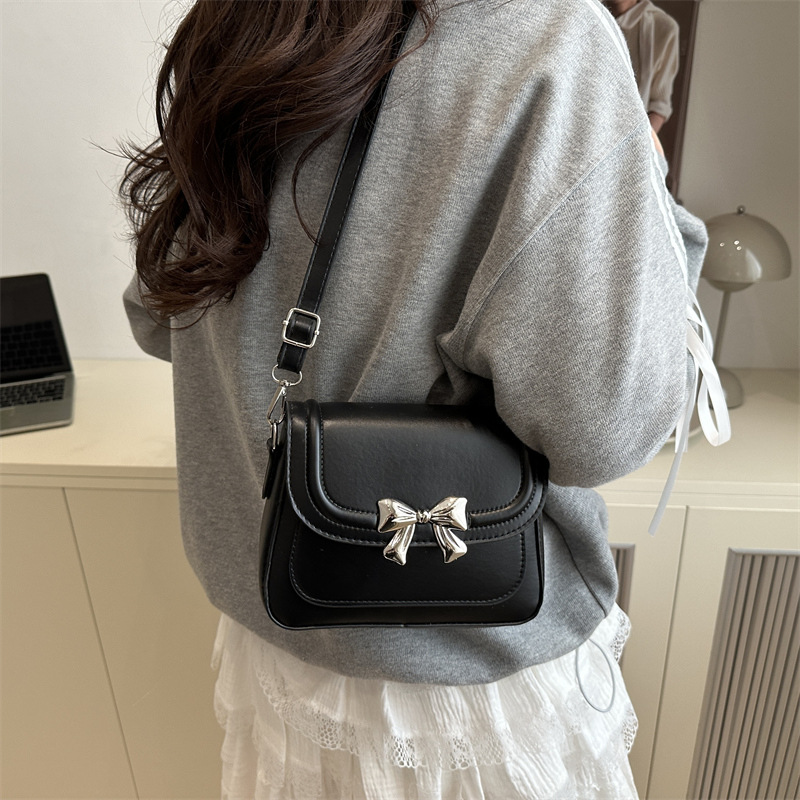 A high-end, stylish and stylish small bag for women, a new 2025 trendy and versatile crossbody bag, a fashionable commuting small square bag details Picture