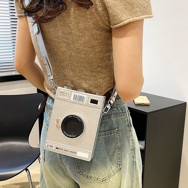 Single-shoulder retro camera box bag, retro oil wax leather design, small square bag with stitching, small square bag camera bag Application Scenario