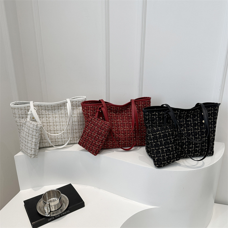 Spring simple commuting casual large bag 2025 New trendy chanel-style single-shoulder bag with large capacity tote bag Application Scenario
