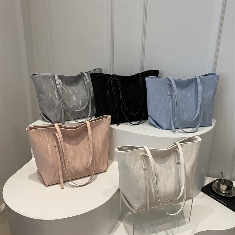 The new large-capacity solid-color autumn 2024 collection features a fashionable, retro and simple women's single-shoulder underarm commuter tote bag Application Scenario