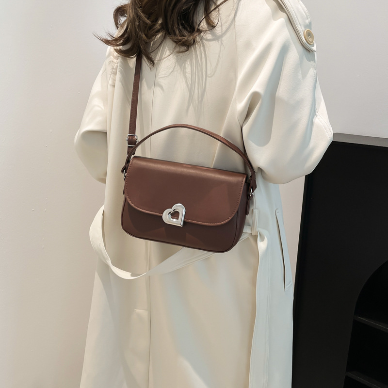 This stylish underarm handbag is a new and versatile saddle bag for women in the winter of 2024. It is a single-shoulder crossbody bag Specification drawing
