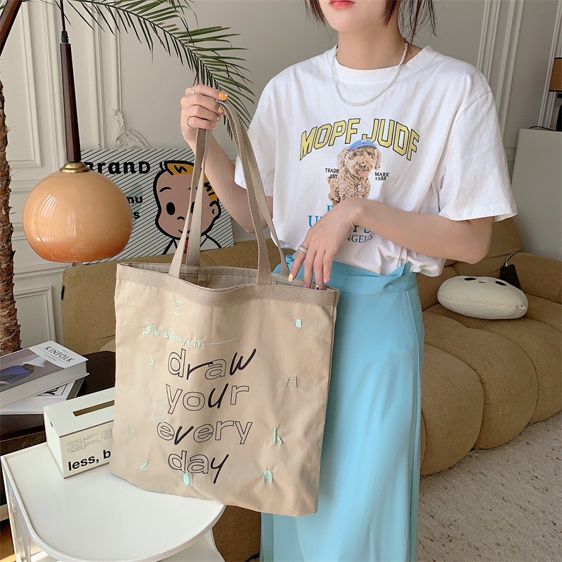 35242 Korean-style Instagram graffiti letter printed canvas bag, new women's hand-held tote bag, college student single-shoulder bag Application Scenario
