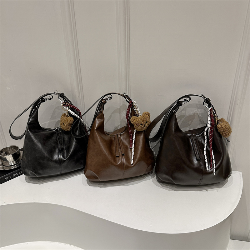 Retro Maillard large-capacity underarm bag for women 2024 new versatile single-shoulder crossbody bag and commuter tote bag Application Scenario