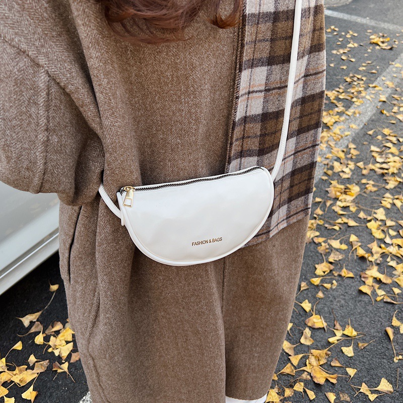 The high-end patent leather half-moon bag for women in the spring of 2025 is a niche design. It features a single-shoulder crossbody bag that is popular for going out like dumplings details Picture