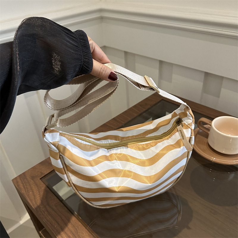 A high-quality commuting dumpling bag with a large capacity for casual wear, a new 2024 winter student Korean version single-shoulder crossbody bag full figure