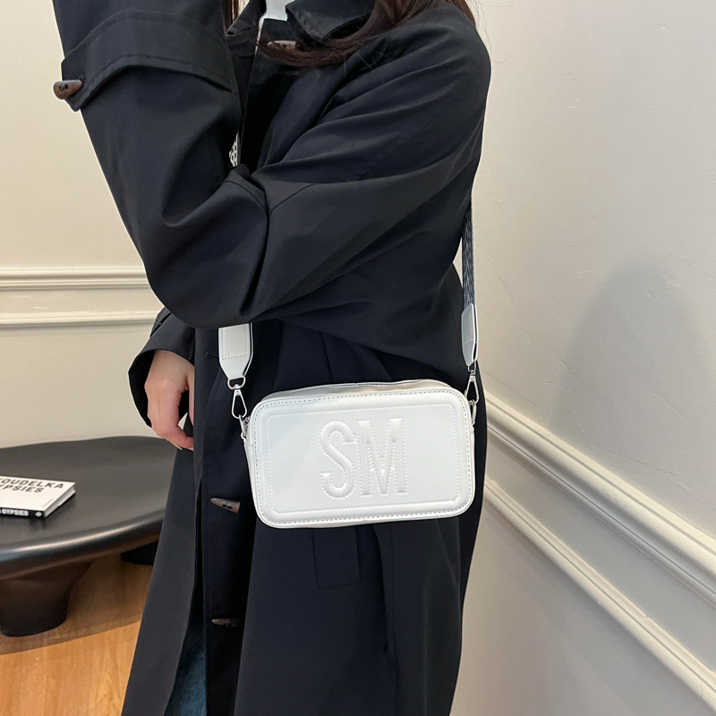 New Winter 2024 pressed shell small square bag for women, large-capacity wide shoulder strap commuting single-shoulder crossbody bag Specification drawing