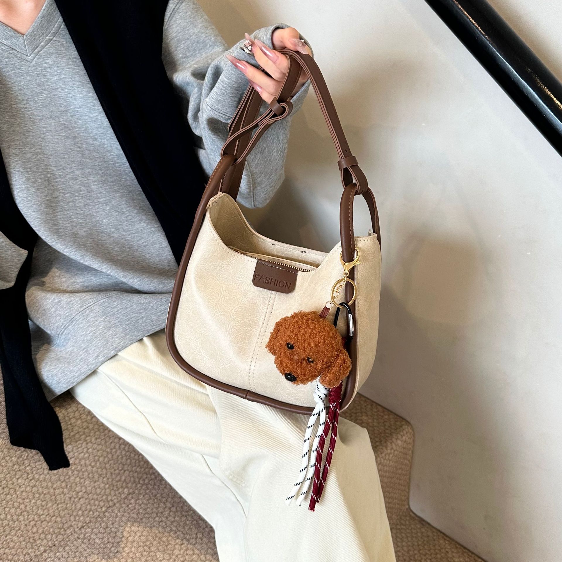 A high-end new autumn work commute single-shoulder large-capacity fashionable bucket bag, crossbody bag and stylish underarm bag Application Scenario