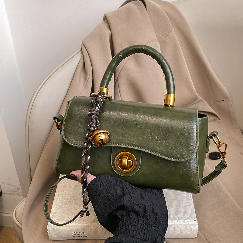 A new cross-border fashion small square bag for women's 2024 winter, a lockable commuter single-shoulder crossbody bag full figure