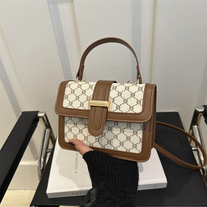 2025 New style fashionable and simple single-shoulder bag, retro and trendy, personalized printed hand-held commuter crossbody bag for women full figure