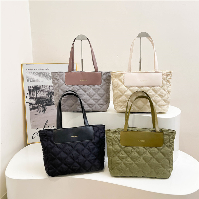 A new large-capacity winter commuting bag with diamond-patterned embroidered thread tote bag, a casual and versatile single-shoulder armpit bag Application Scenario