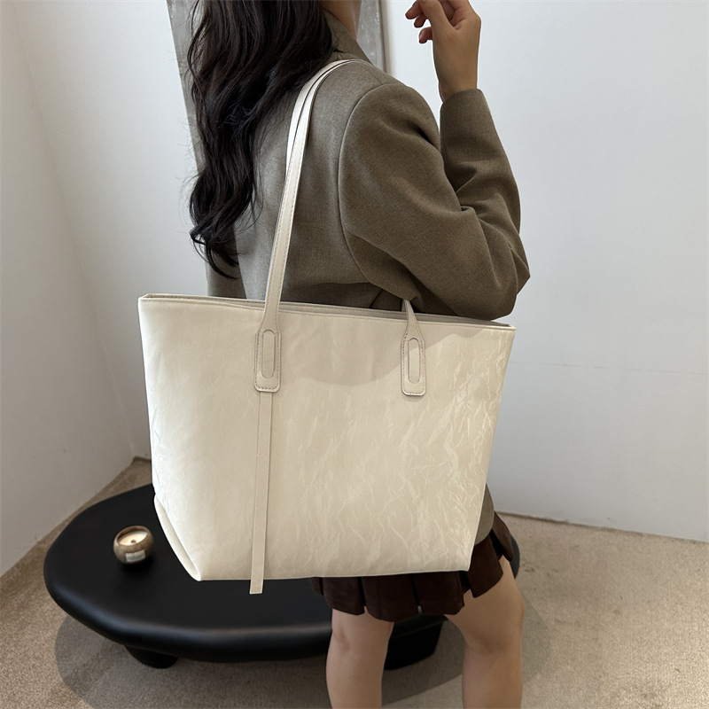 The new large-capacity solid-color autumn 2024 collection features a fashionable, retro and simple women's single-shoulder underarm commuter tote bag Specification drawing