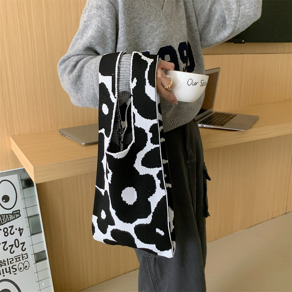 28221 knitted single-shoulder bag, woven flower clutch bag, color-blocking small clutch bag, portable bag for shopping and strolling Application Scenario