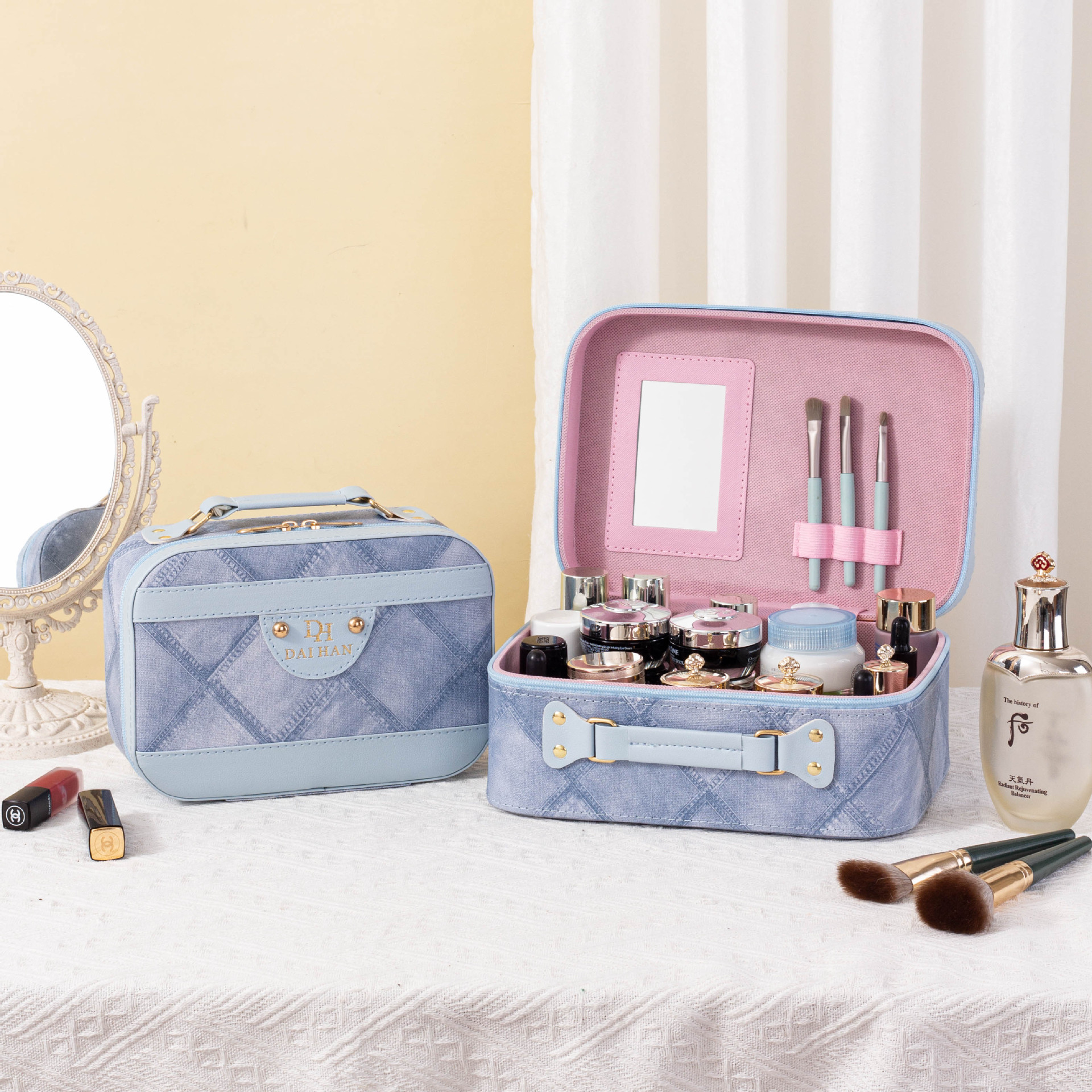 Wholesale of new fashionable large-capacity makeup bags, portable toiletry bags, souvenirs and hand-held makeup cases by beauty experts full figure