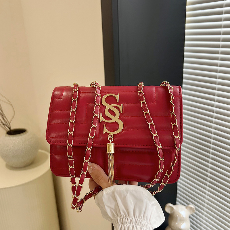 This year, chain bags, women's retro crossbody bags, small square bags, and the new winter 2024 fashionable fringed single-shoulder bags are all in vogue full figure