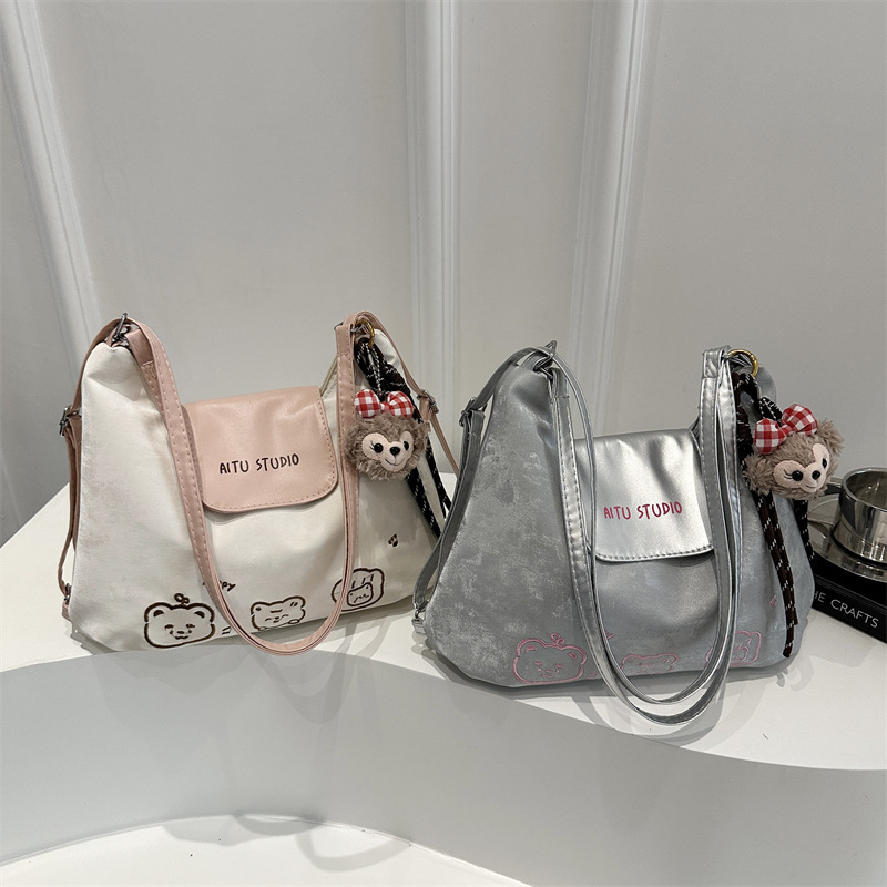 The 2025 new style of the Textured Women's bag is a fashionable and versatile commuting backpack with a trendy, textured and niche design. It features a single-shoulder tote bag Application Scenario