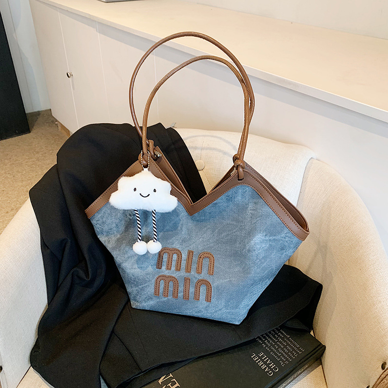 Large-capacity bag for women's winter casual 2024 new niche design single-shoulder shopping bag for work and commuting tote bag full figure
