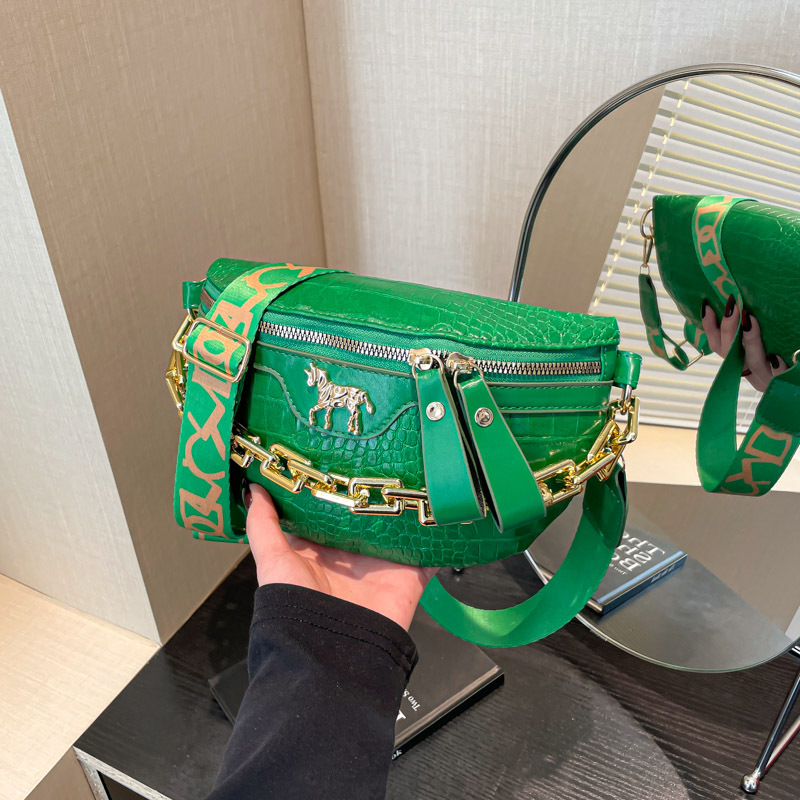 A fashionable and simple underarm saddle bag for women, a new spring 2025 casual and stylish chain single-shoulder handbag full figure