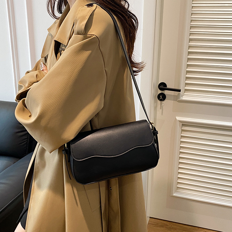 This high-quality small square bag is a simple single-shoulder bag for women in the autumn of 2024. It is a popular crossbody bag and a fashionable small square bag under the armpits Specification drawing