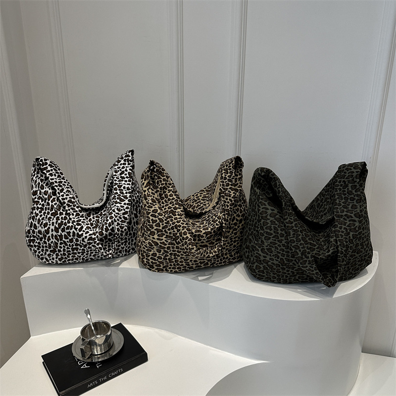 2025 New large-capacity, laid-back leopard print single-shoulder bag, ins, relaxed and versatile, practical canvas bag from Japan and South Korea for women Application Scenario