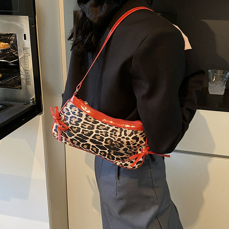 In the spring of 2025, the leopard print underarm bag is a versatile and patchwork single-shoulder small square bag for women, creating a cross-border trend details Picture