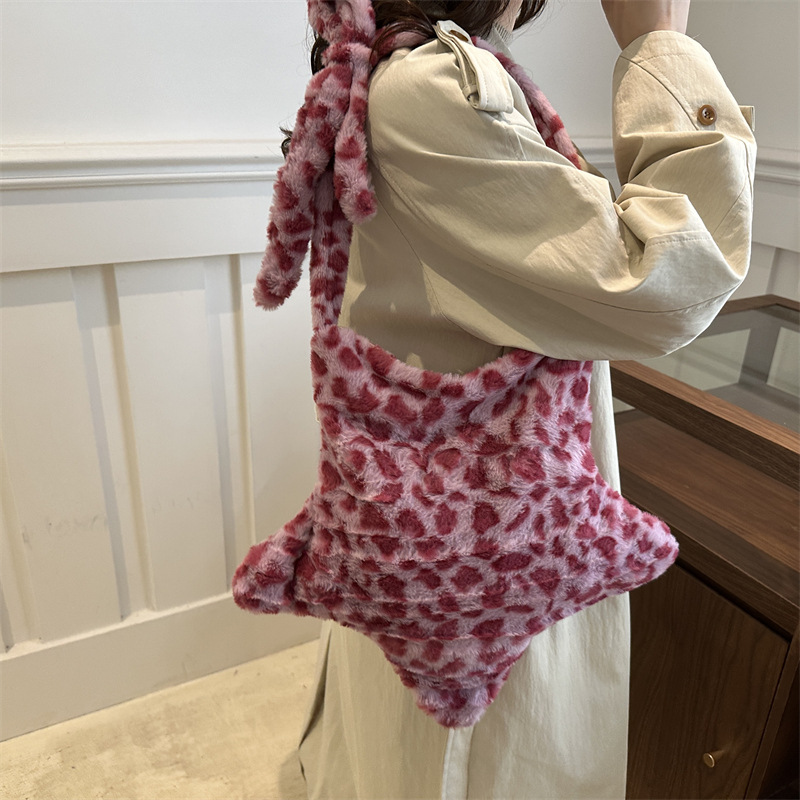 The new women's single-shoulder bag for the autumn and winter of 2024 is a niche plush five-pointed star trendy and versatile leopard print single-shoulder crossbody bag Specification drawing