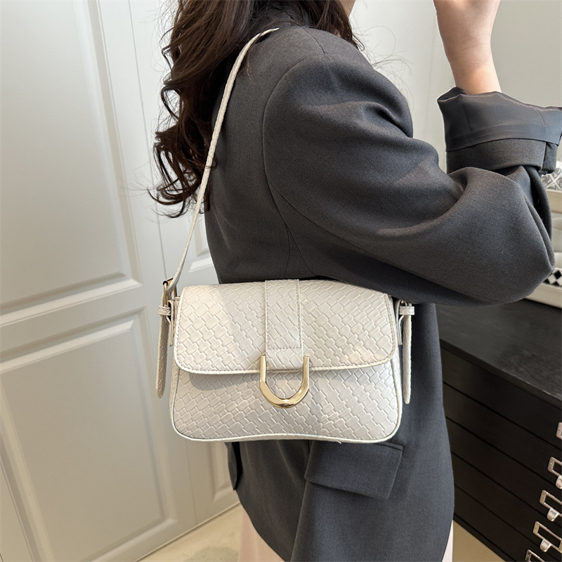 High-end quality women's bag, baguette underarm bag, new fashion 2025, single-shoulder versatile, retro crossbody bag, small square bag details Picture