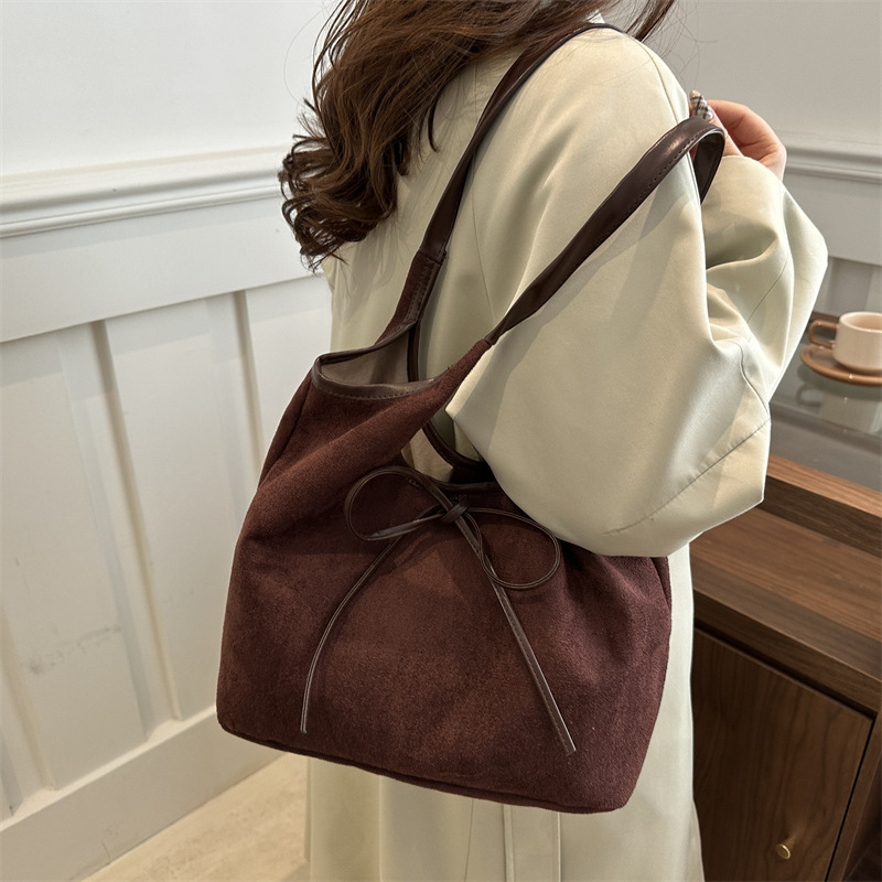 This year, the 2025 new style of fashionable single-shoulder crossbody bag for women with small bags is in vogue. It's a versatile bow crossbody bucket bag details Picture