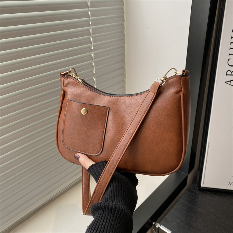 This is a new stylish and large-capacity handbag for middle-aged women in 2025. It is made of soft leather and is versatile, elegant and popular for crossbody wear full figure