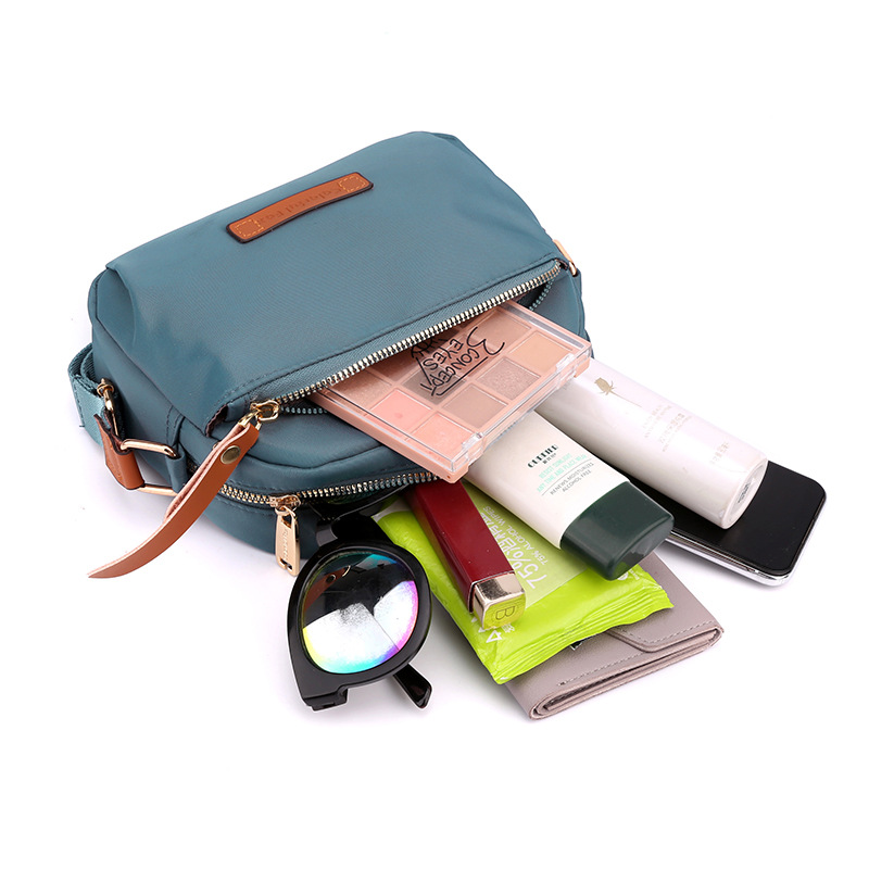 Colorful Fox's new shoulder bag, a trendy Japanese crossbody bag for women, and a water-resistant nylon key coin purse Application Scenario