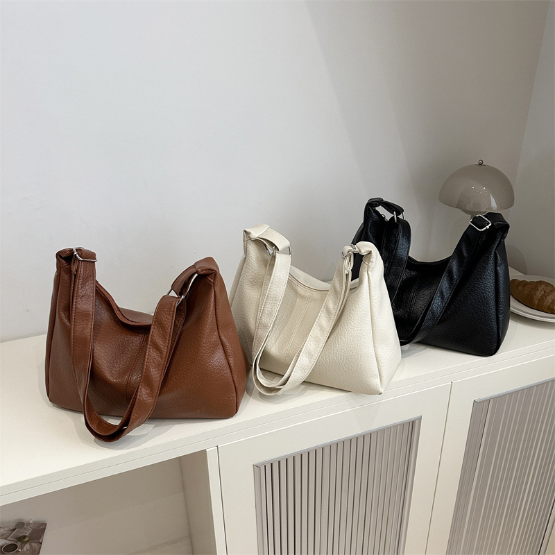 New minimalist dumpling bag for women's crossbody tote bag, Korean version, Japanese style, versatile, large-capacity underarm bag, and single-shoulder bag for going out Application Scenario