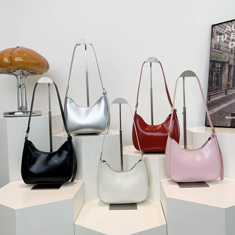 The 2024 new Hong Kong-style retro fashion handbag is stylish and stylish, with a single shoulder and armpit crescent-shaped bag Application Scenario
