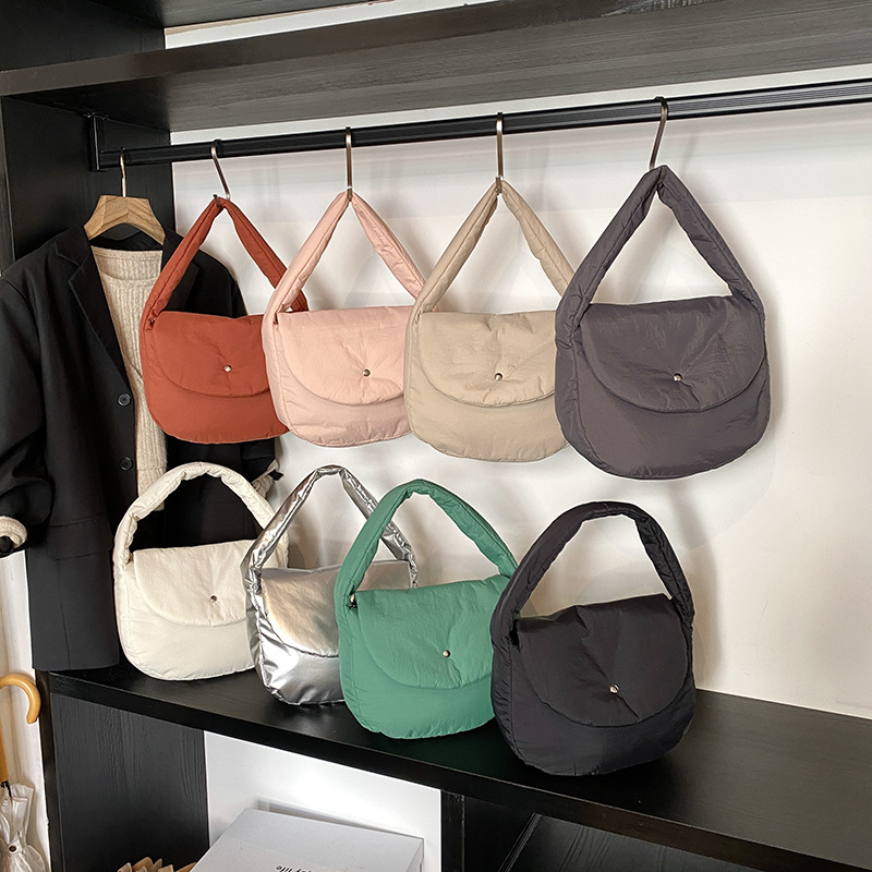 The new winter 2024 handbag features a large capacity, simple style, a hand-held bag, a commuting underarm bag, and a cross-border trend full figure