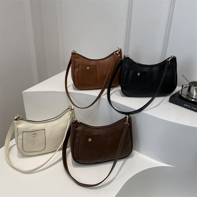 This is a new stylish and large-capacity handbag for middle-aged women in 2025. It is made of soft leather and is versatile, elegant and popular for crossbody wear Application Scenario