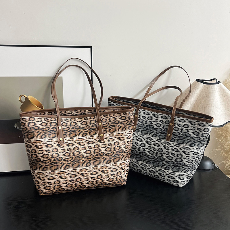 A large-capacity hand-held tote bag with a laid-back style for women, a new casual and fashionable leopard print single-shoulder commuter bag for 2025 Application Scenario