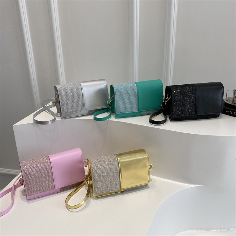 The new spring and summer style of the simple design and bright bread bag is simple and fashionable. It is a small square bag for women to carry diagonally on one shoulder Application Scenario