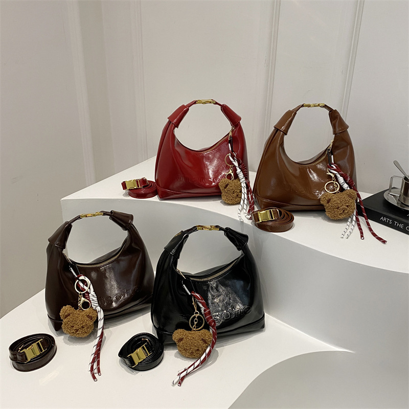 Autumn and winter retro small bag for women, 2024 new style, trendy and versatile crossbody bag, high-end commuting mini handbag Application Scenario