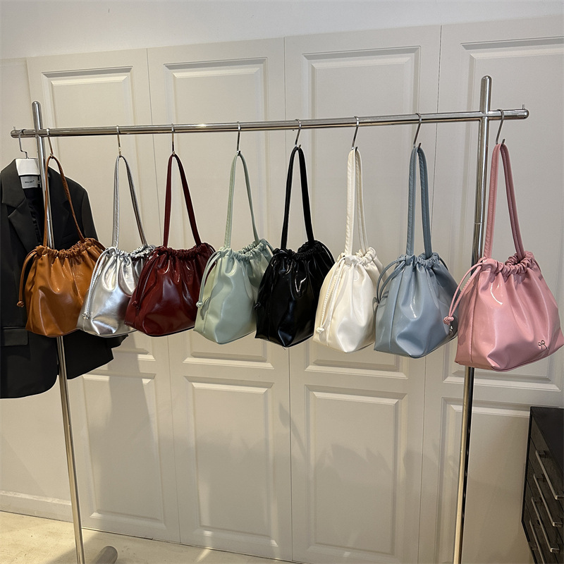 Korean large-capacity pleated underarm tote bag for women, Spring 2025 new drawstring single-shoulder bag, drawstring bucket bag Application Scenario