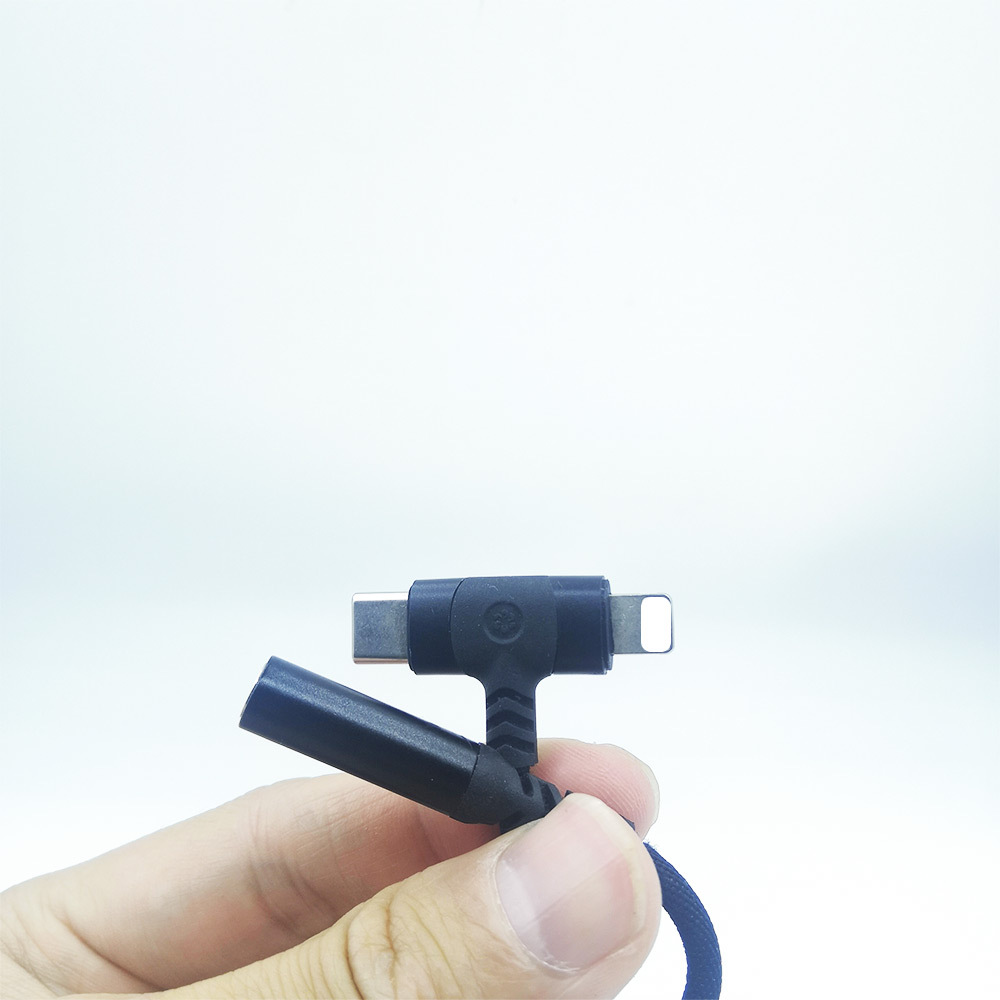 This 2-in-1 audio adapter is suitable for Apple, Huawei, Samsung, OnePlus and Google mobile phones. It is also a bestseller on Amazon Application Scenario