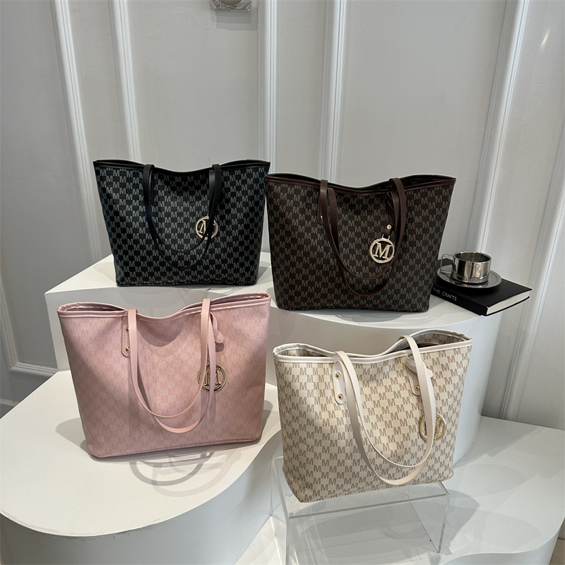 Large-capacity underarm bag for women, new Spring 2025 trendy printed single-shoulder bag, commuter tote bag, hand-carry bag trend Application Scenario